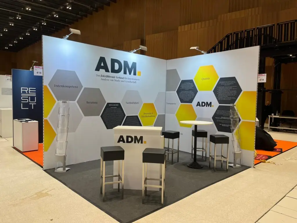 Messebau Meysel - Individueller Messestand mit modernem Design und Sitzbereich auf Fachmesse