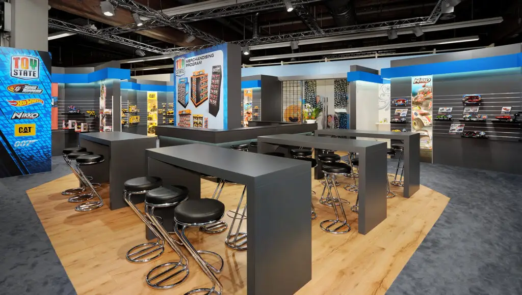 Messebau Galerie Meysel - Realisierter Messestand mit hohen Arbeitstheken und Barhocker-Bereich